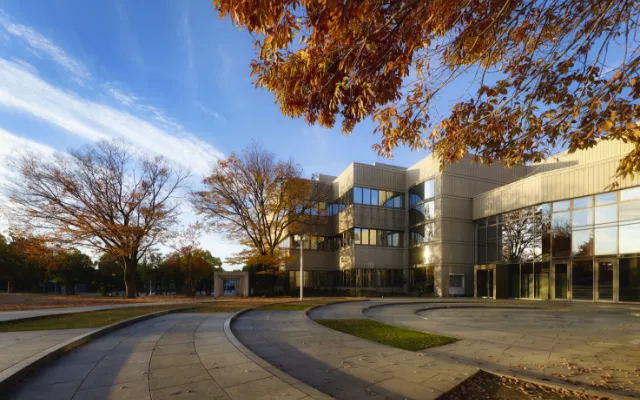 箕面市立中央図書館・箕面市立メイプルホール<br>（徒歩8分／約610m）