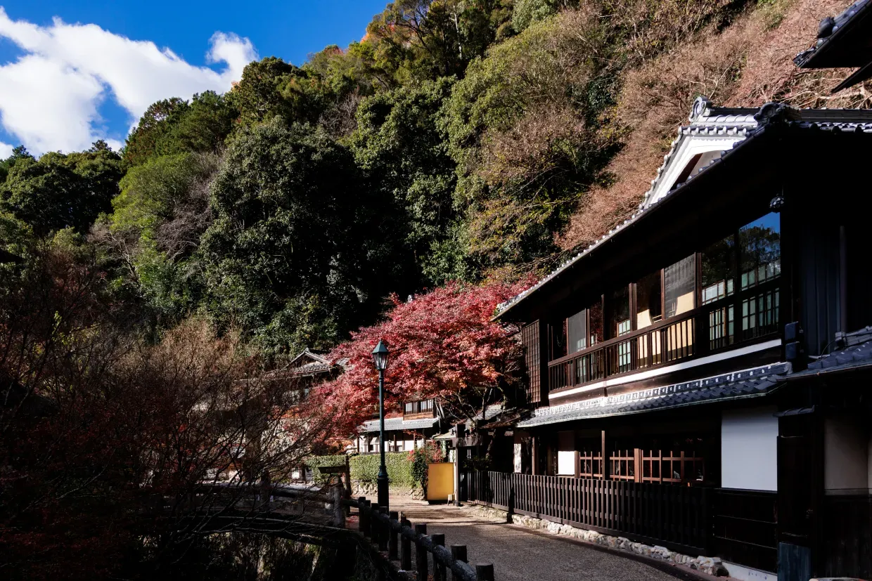 明治の森箕面 音羽山荘（徒歩8分／約580m）