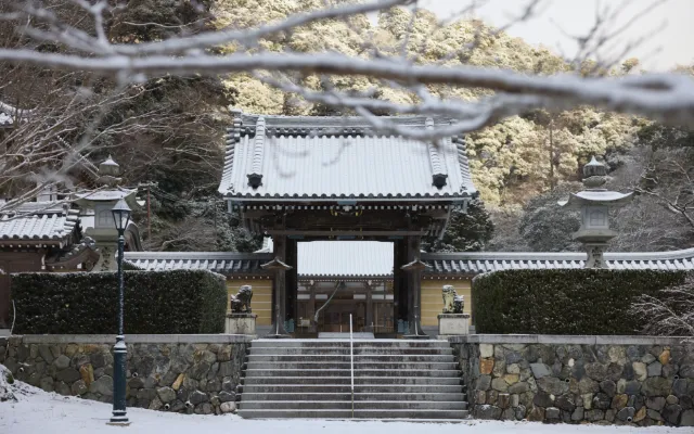 箕面山 瀧安寺 山門（徒歩15分／約1,150m）